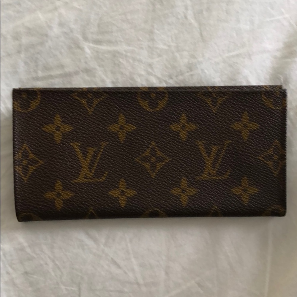 louis vuitton checkbook cover!
